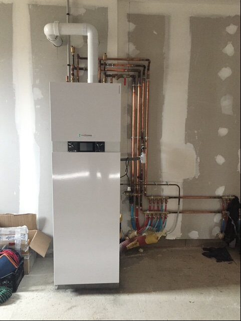 Installation PAC sol Viessmann en construction avec tuyauterie cuivre — Art & Clim Toulouse